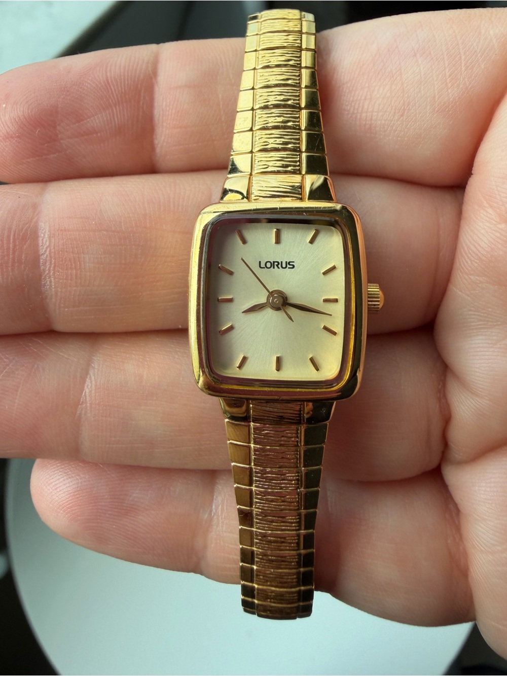 Vintage LORUS Women's Gold Tone Watch/ Works/ New Battery V811-X059 Exp Band